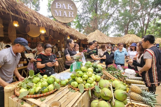 Hàng nghìn người tham quan, mua sắm tại chợ phiên 'Đăk Hà ngày mùa'