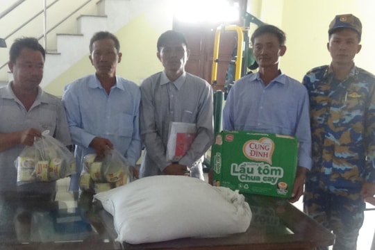 Đảo Đá Lát kịp thời hỗ trợ lương thực, thực phẩm cho ngư dân tàu cá gặp nạn