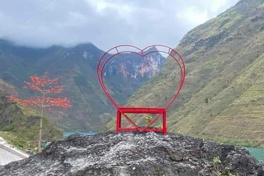 Tháo dỡ “trái tim sắt” bên sông Nho Quế