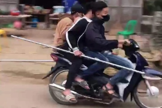 Xử lý 3 thanh niên mang dao phóng lợn, đi xe máy lạng lách trên đường