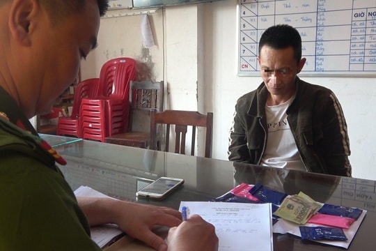 Đang đi giao ma túy thì bị bắt quả tang