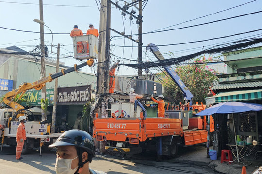 Cháy điện đường dây trung thế, người dân hoảng sợ
