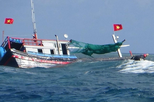 Cứu 4 ngư dân bị sóng đánh chìm tàu tại Trường Sa