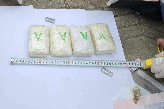 Quấn quanh bụng để ngụy trang 12.000 viên ma túy
