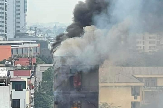 Cháy lớn cơ sở kinh doanh tại Yên Sở, Hà Nội