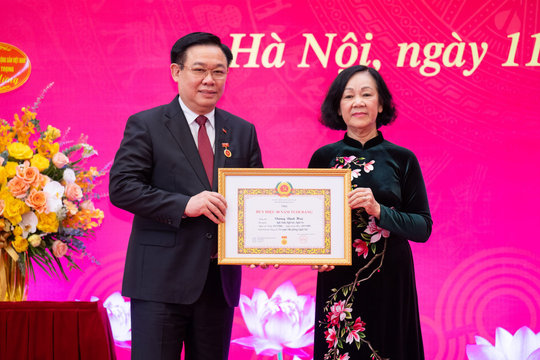 Chủ tịch Quốc hội Vương Đình Huệ đón nhận Huy hiệu 40 năm tuổi Đảng