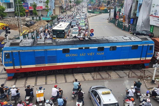 Nâng cấp đường ngang, xóa lối đi tự mở qua đường sắt