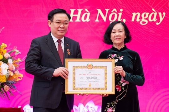 Lễ trao Huy hiệu 40 năm tuổi Đảng tặng Chủ tịch Quốc hội Vương Đình Huệ