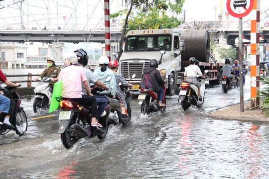 Người dân TP.HCM khổ sở khi triều cường lên