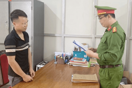 Thợ xây trộm điện thoại của đồng nghiệp khi đang dựng nhà