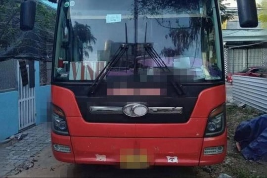 Xe khách bỏ trốn khỏi hiện trường sau khi va chạm với xe máy làm 2 thanh niên tử vong