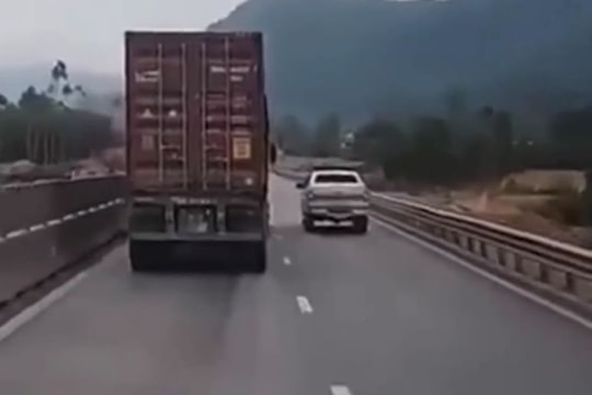 Đuổi bắt xe container trên cao tốc Nghi Sơn - Diễn Châu