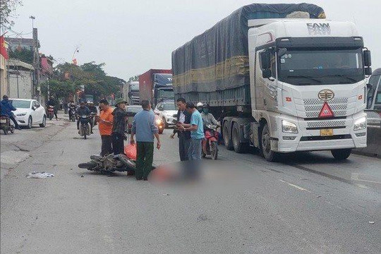 Va chạm giữa xe máy và container khiến một phụ nữ tử vong