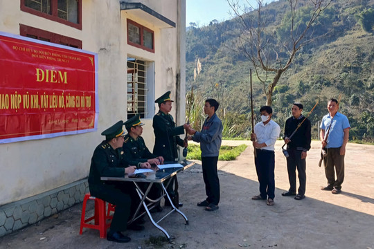 Người dân tự giác giao nộp vũ khí, vật liệu nổ, công cụ hỗ trợ