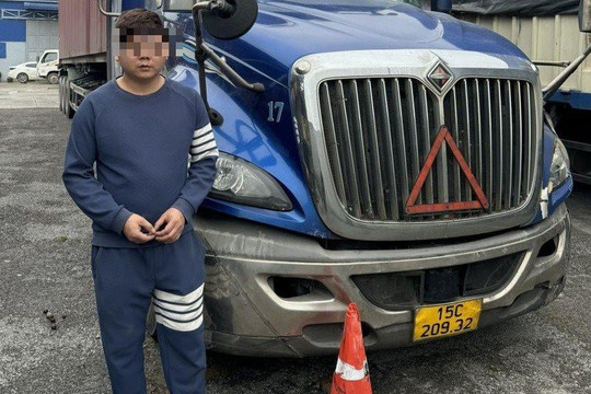 Tạm giữ tài xế không chấp hành hiệu lệnh, lao vào xe cảnh sát
