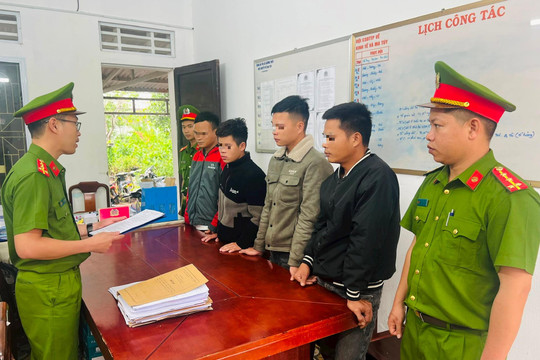 Rủ nhau vào rừng chặt cây về bán lấy tiền