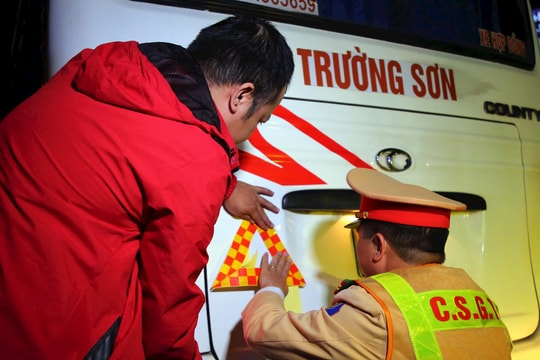 Cảnh sát giao thông dán phản quang, hướng dẫn tài xế xử lý sự cố trên cao tốc