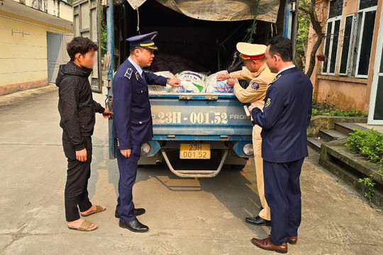 Tạm giữ xe tải chở gần 1,4 tấn mỡ lợn không rõ nguồn gốc