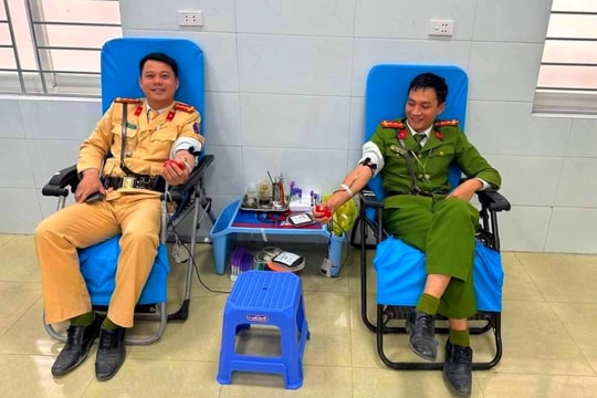 Hai cán bộ công an kịp thời hiến máu cứu người