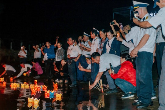 Thả đèn hoa đăng tưởng nhớ đồng đội trong trận chiến Gạc Ma