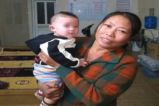 Nghệ An: Phát hiện cháu bé bị bỏ rơi trong thùng xốp trước cây xăng