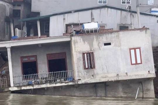 Căn nhà bị sông Cầu ‘nuốt chửng’ sau khi sụt lún nghiêm trọng