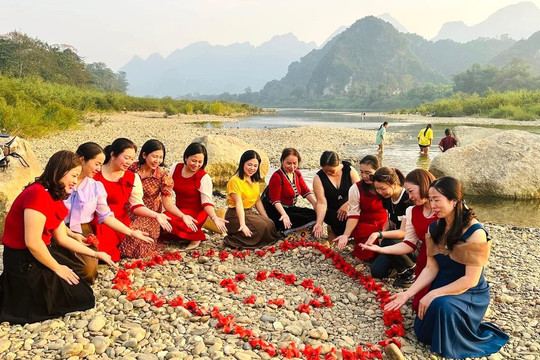 Hoa gạo thắp lửa trong mùa Lễ hội