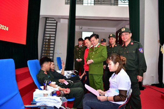 'Giọt hồng an ninh - vì hạnh phúc Nhân dân'