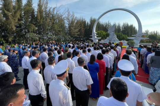 Dâng hương tưởng niệm 64 chiến sĩ Gạc Ma tại Khánh Hòa