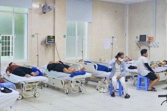 60 người nhập viện nghi ngộ độc do ăn cơm gà