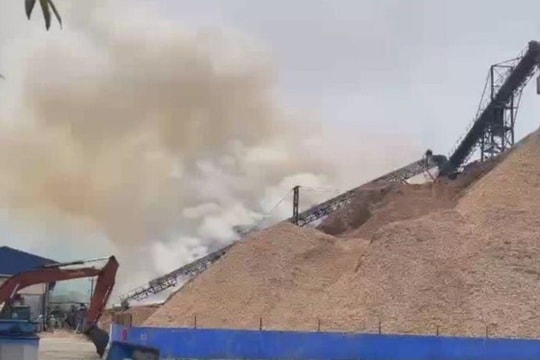 Cháy lớn tại bãi dăm gỗ của một công ty