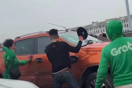 Hà Nội: Xe bán tải bỏ chạy khi bị Công an chặn đầu, nghi gây tai nạn liên hoàn