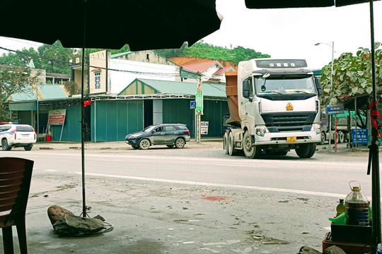 Dấu hiệu xe quá tải tung hoành trên tuyến đường liên xã