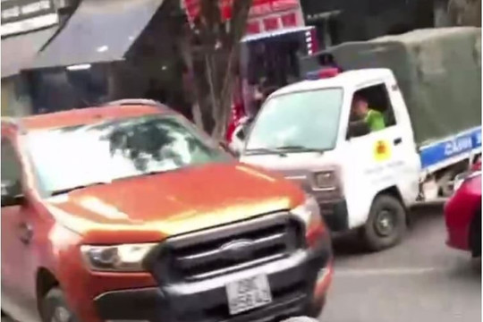 Tài xế xe bán tải bỏ chạy ở Hà Nội dương tính ma túy