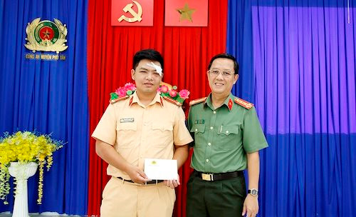 Thăm cán bộ công an bị thương trong khi làm nhiệm vụ
