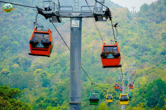 Cáp treo Núi Cấm mùa này đông vui đến lạ