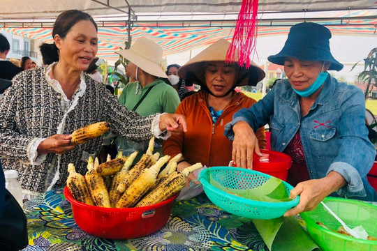 Đặc sắc Ngày hội bắp nếp Cẩm Nam