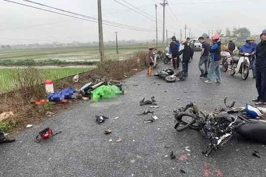 Va chạm giữa xe máy và xe đạp điện, 5 người thương vong