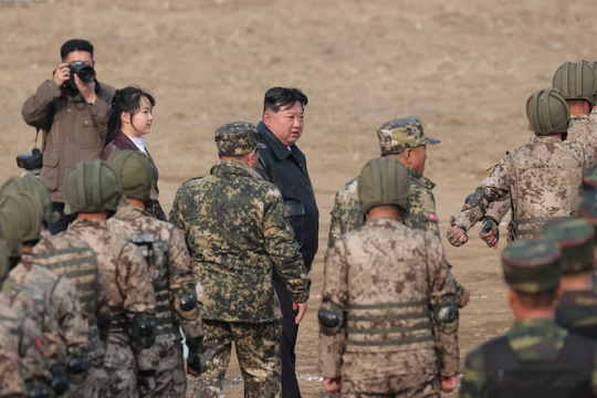 Ông Kim Jong-un lái xe do ông Putin tặng đi giám sát tập trận