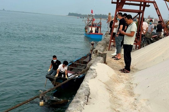 Đi câu mực phát hiện thi thể trôi dạt vào Cảng Than
