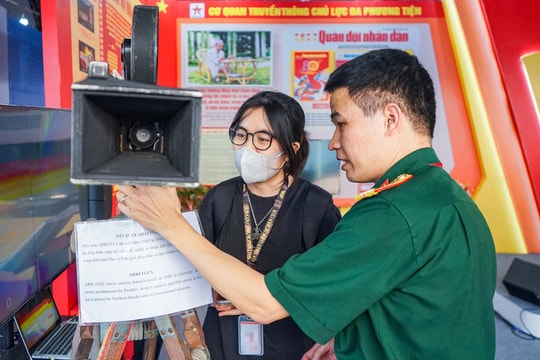 Sinh viên hào hứng trải nghiệm, học tập kinh nghiệm ở Hội báo
