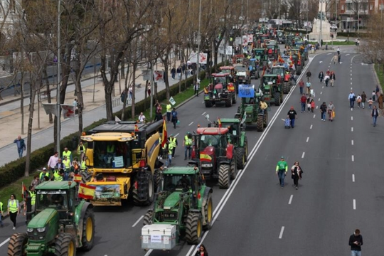 Nông dân Tây Ban Nha lái máy kéo biểu tình ở Madrid