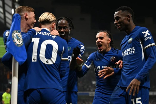 Chelsea vào bán kết FA Cup trong trận cầu "mưa bàn thắng"