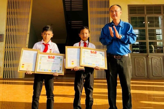 Hai học sinh được trao tặng huy hiệu 'Tuổi trẻ dũng cảm'
