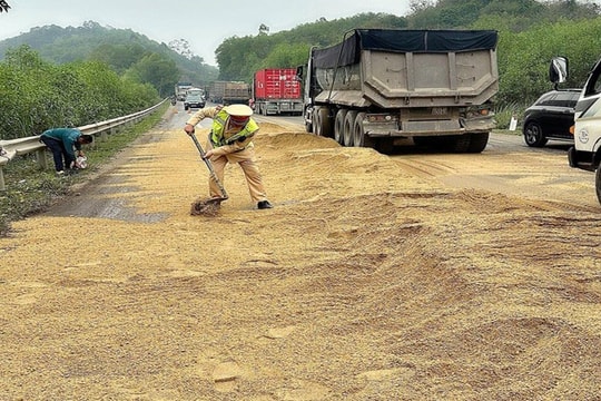 Nghệ An: CSGT khắc phục sự cố dầu loang trên đường