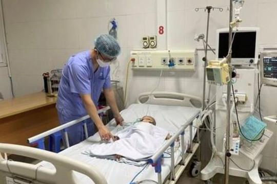 Bé 10 tháng tuổi suýt mất mạng vì hóc hạt lạc