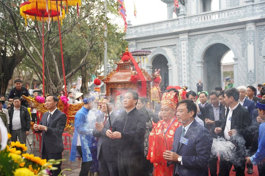 Khai hội và công bố đền Tranh là điểm du lịch