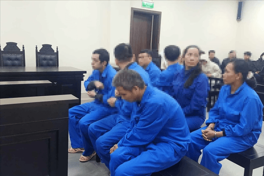 Công ty phá sản, mua bán đô la giả để hưởng chênh lệch