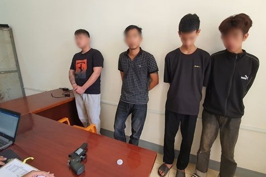 Bán tiếp viên nữ vì không chịu uống bia cùng khách