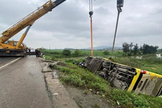 Lật xe khách giường nằm, 13 người thoát chết